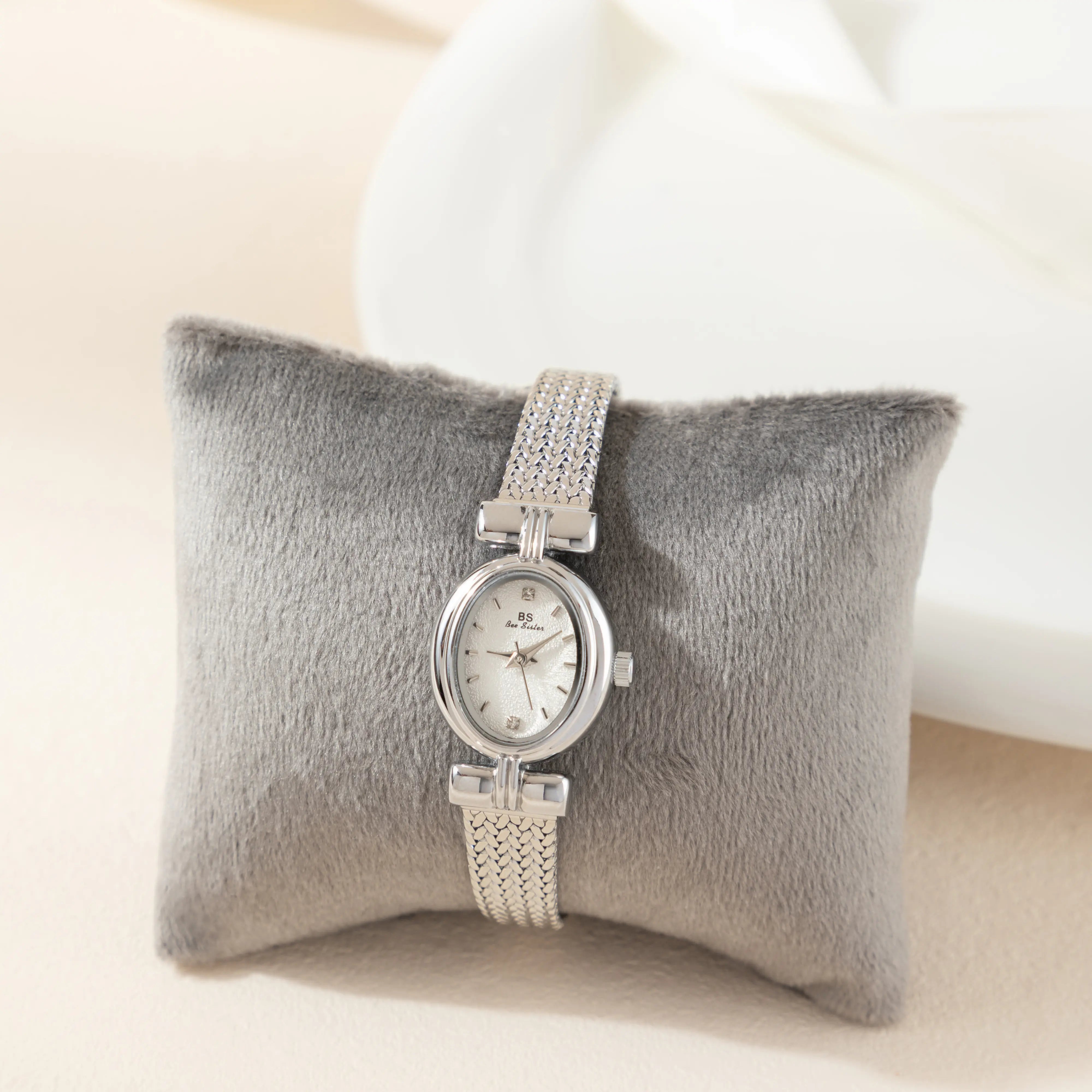 Selina – Orologio in oro con design ovale.