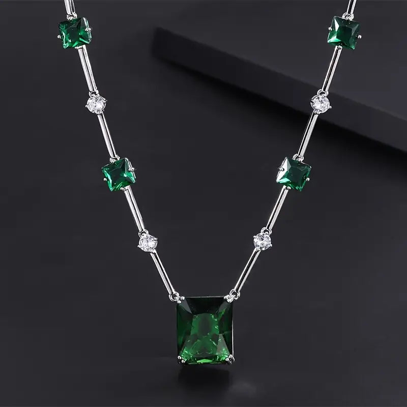 Alena – Emerald necklace with a transparent structure.