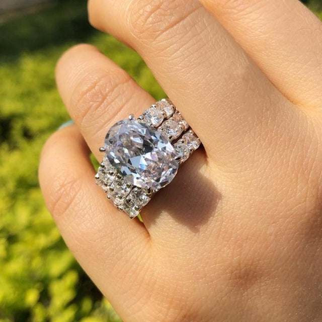 Greta – Silver ring with diamonds and ornament.