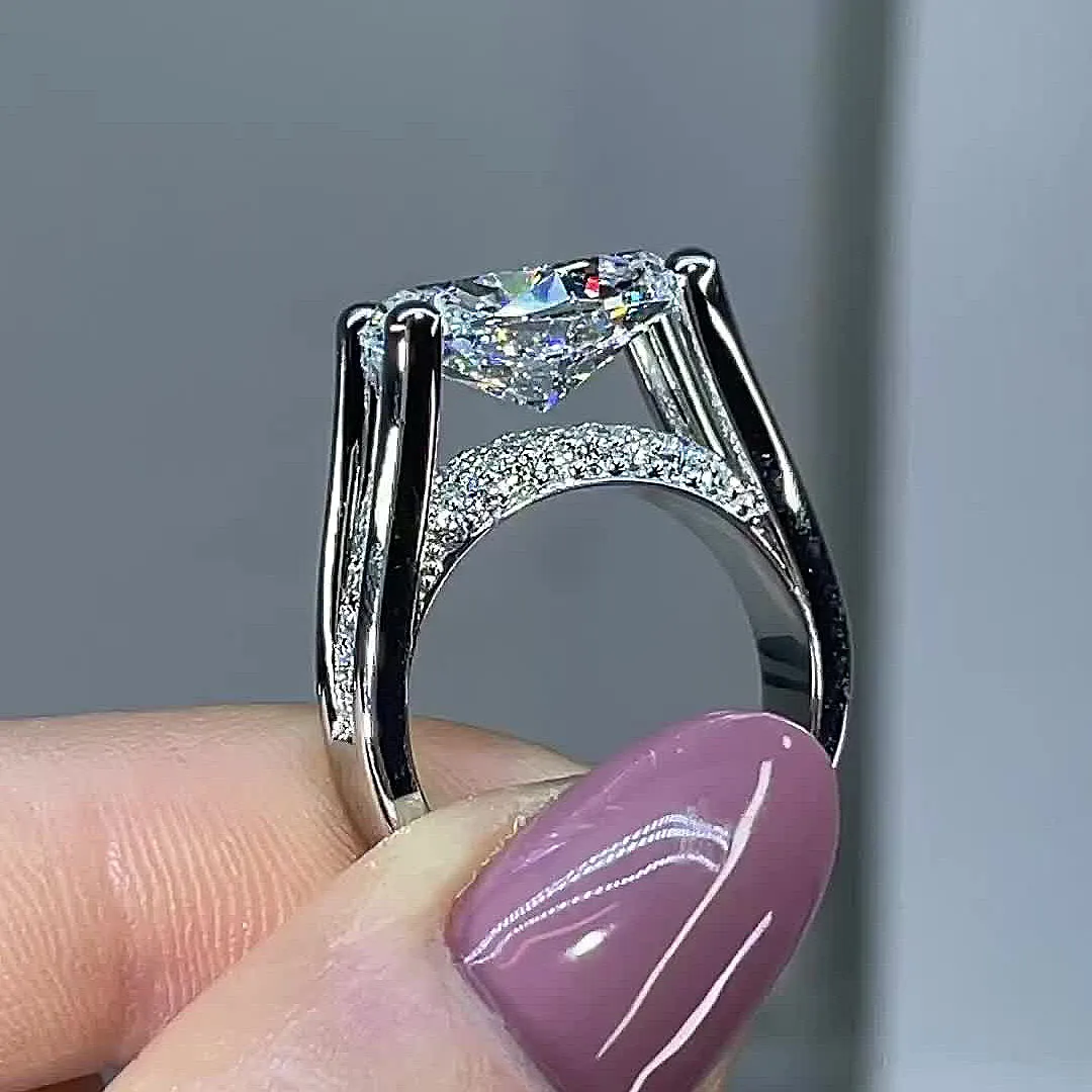 Victoria – Shiny ring with side details.