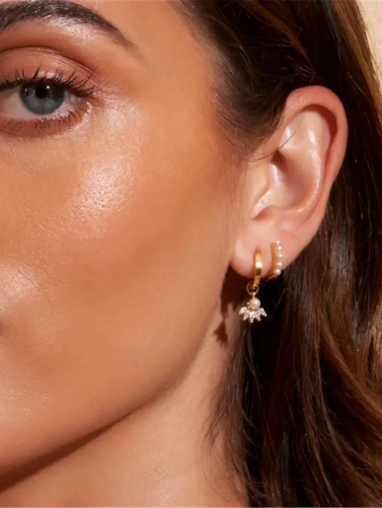 Clarissa – Gold earrings with a delicate square shape.