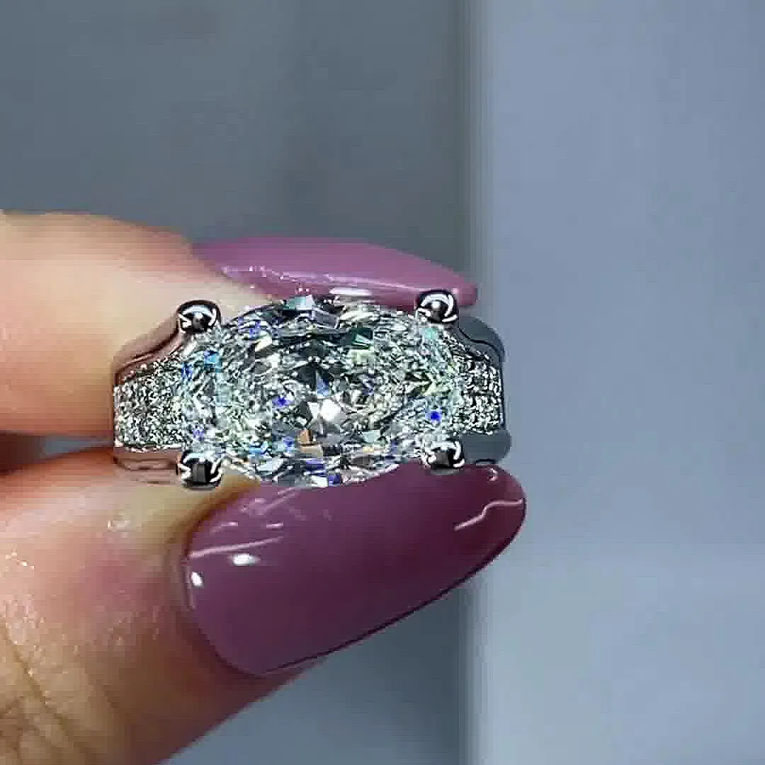 Victoria – Shiny ring with side details.
