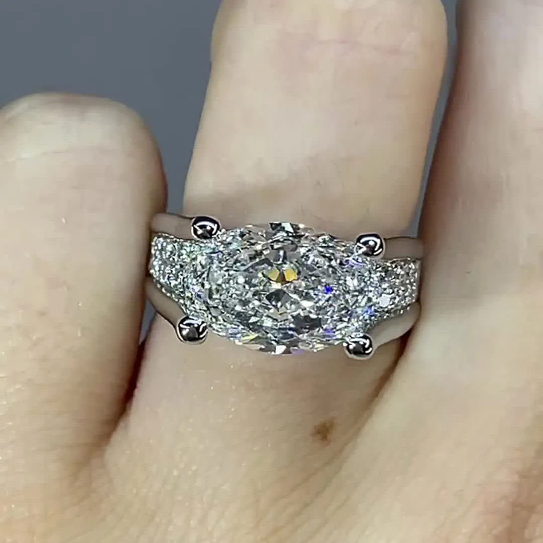 Victoria – Shiny ring with side details.