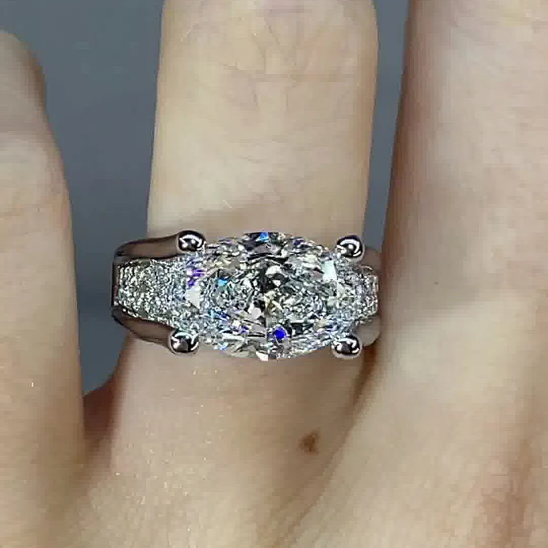 Victoria – Shiny ring with side details.