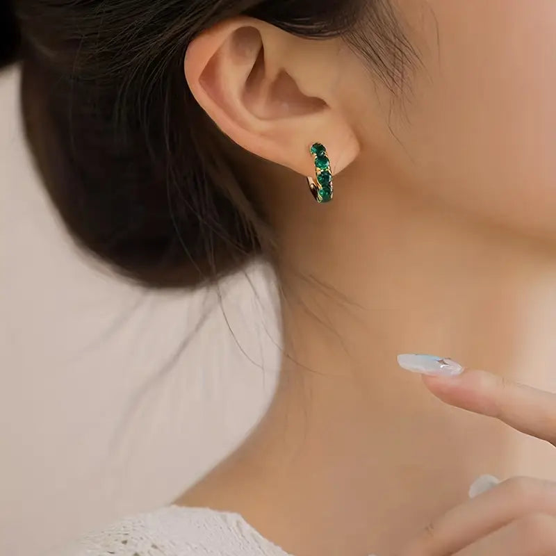 Nora – Gold earrings with delicate stones.
