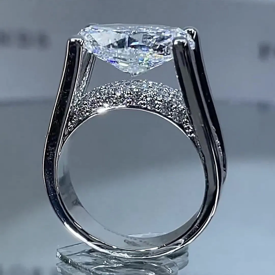 Victoria – Shiny ring with side details.