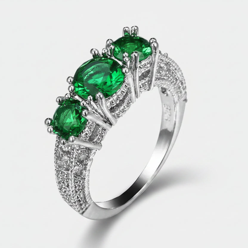 Emilie – Silver ring with green stone.