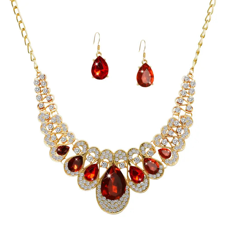 Marlena – A gold and ruby necklace with a bold character.