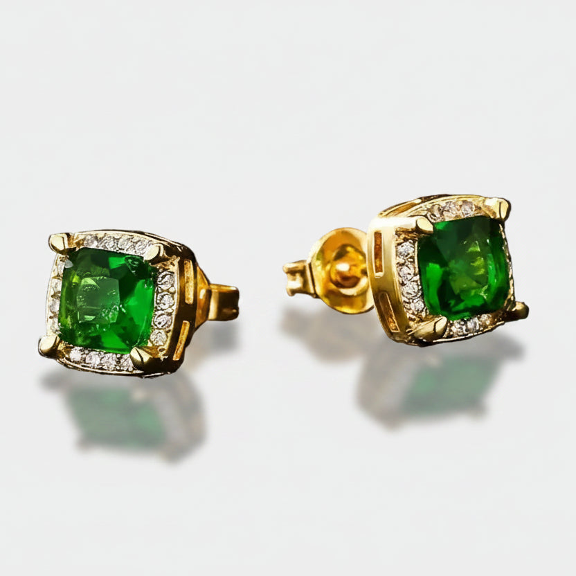 Maren – Gold earrings with emerald decoration.