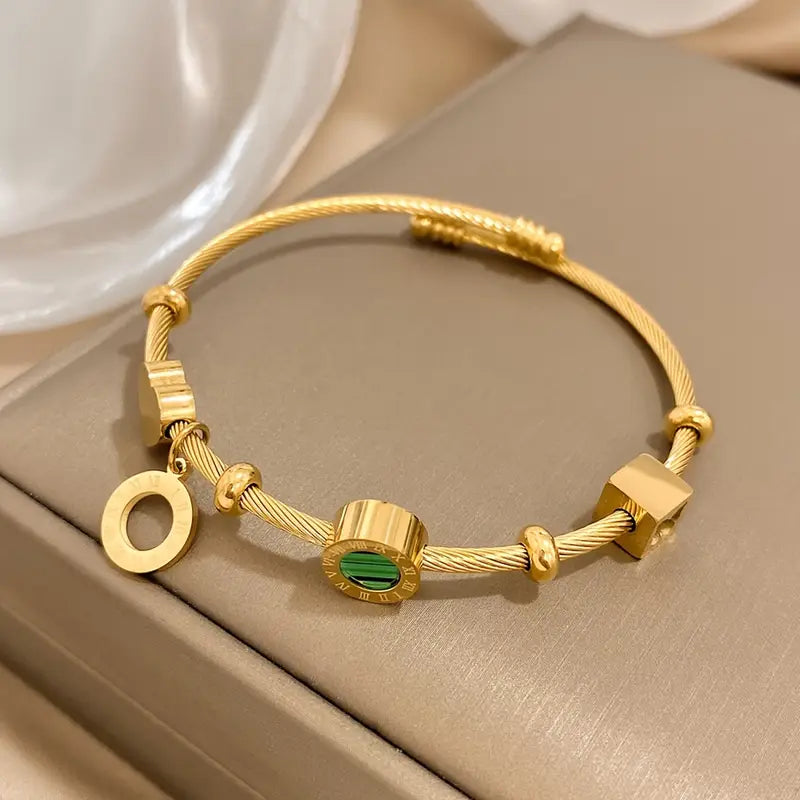 Annika – Gold bracelet with delicate links.