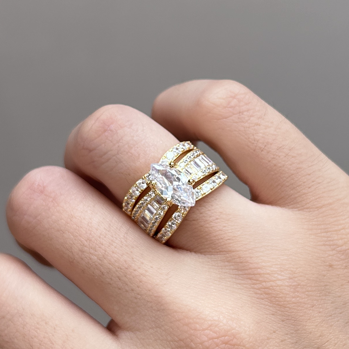 Veronika – Ring with diamonds and gold details.