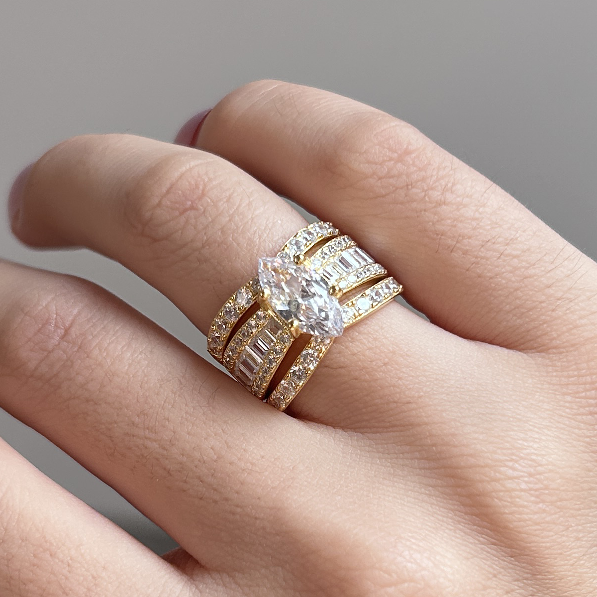 Veronika – Ring with diamonds and gold details.