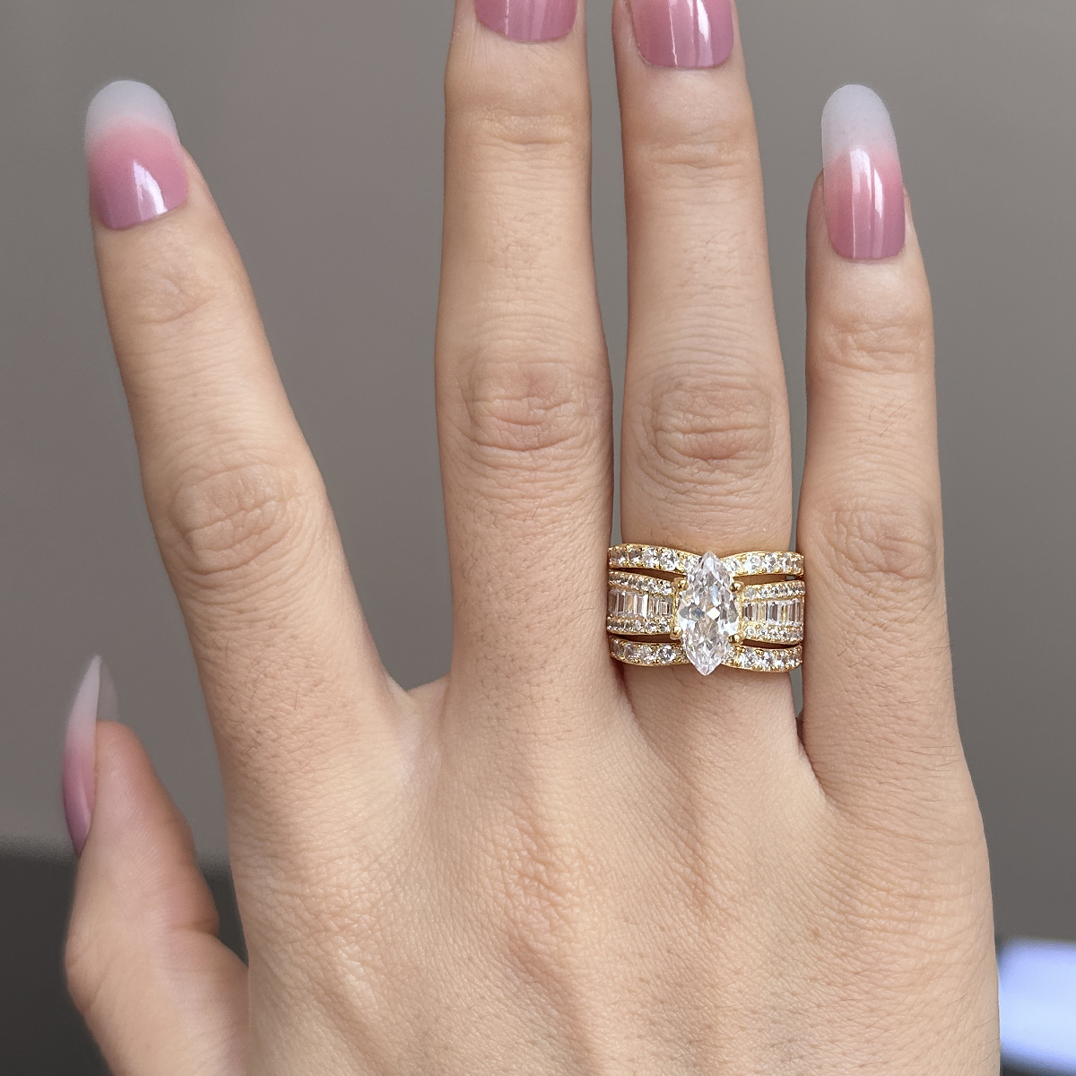 Veronika – Ring with diamonds and gold details.