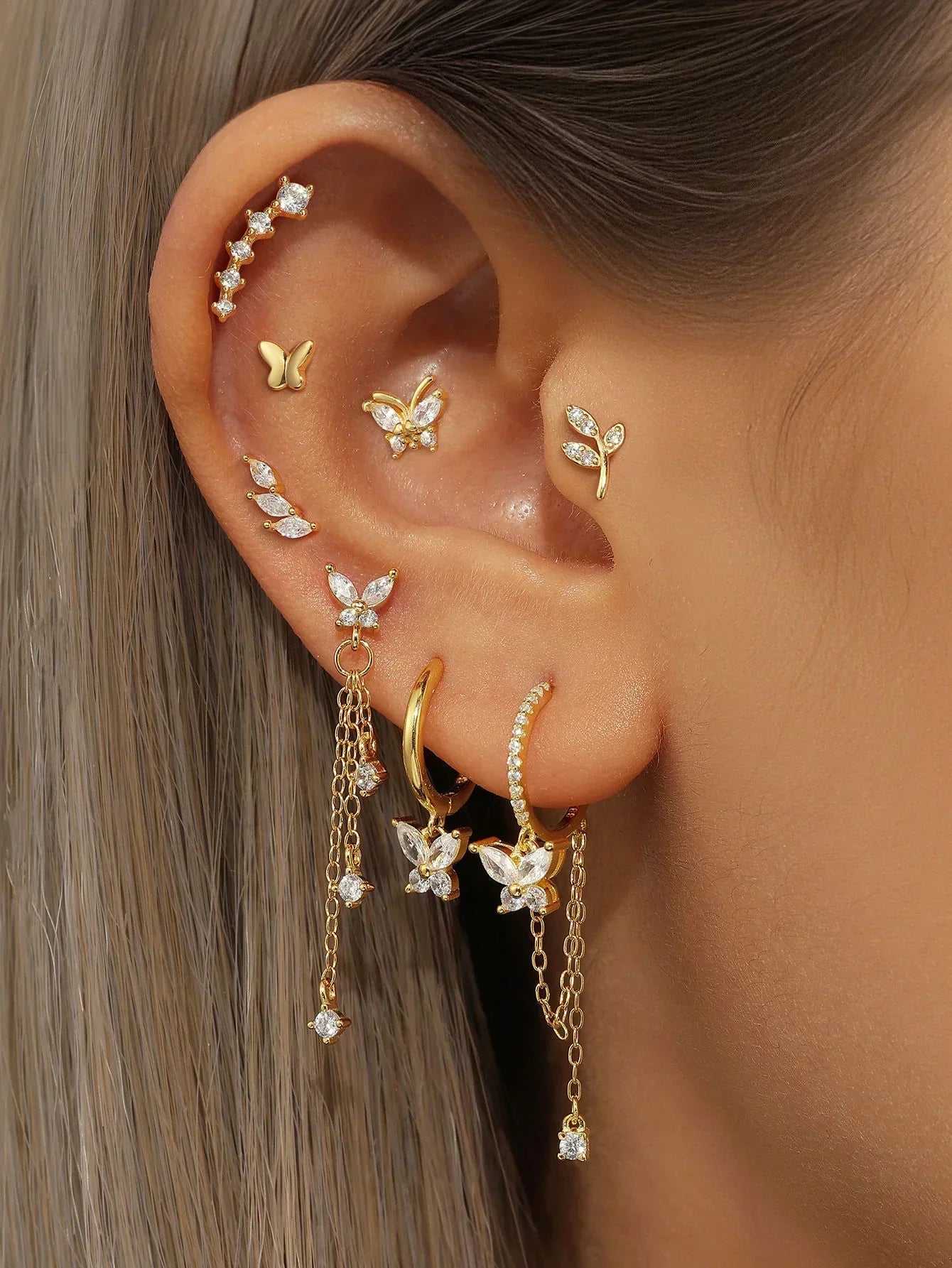 Carina – Gold earrings with a delicate shine.