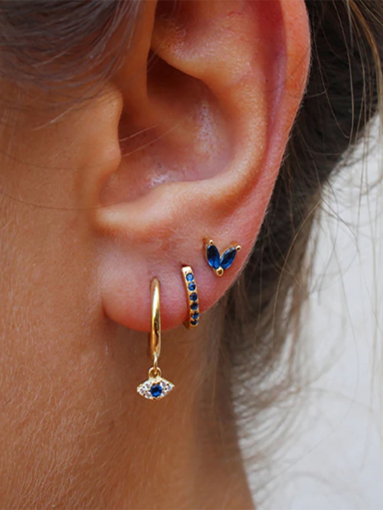 Leandra – Gold earrings with a refined shape.