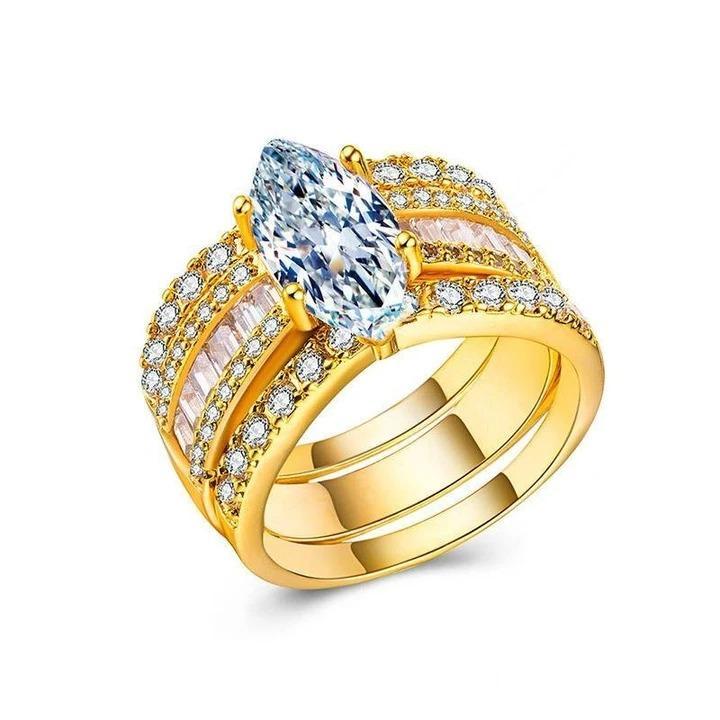 Veronika – Ring with diamonds and gold details.
