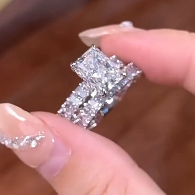 Kateřina – Diamond ring with distinctive baguette cut.