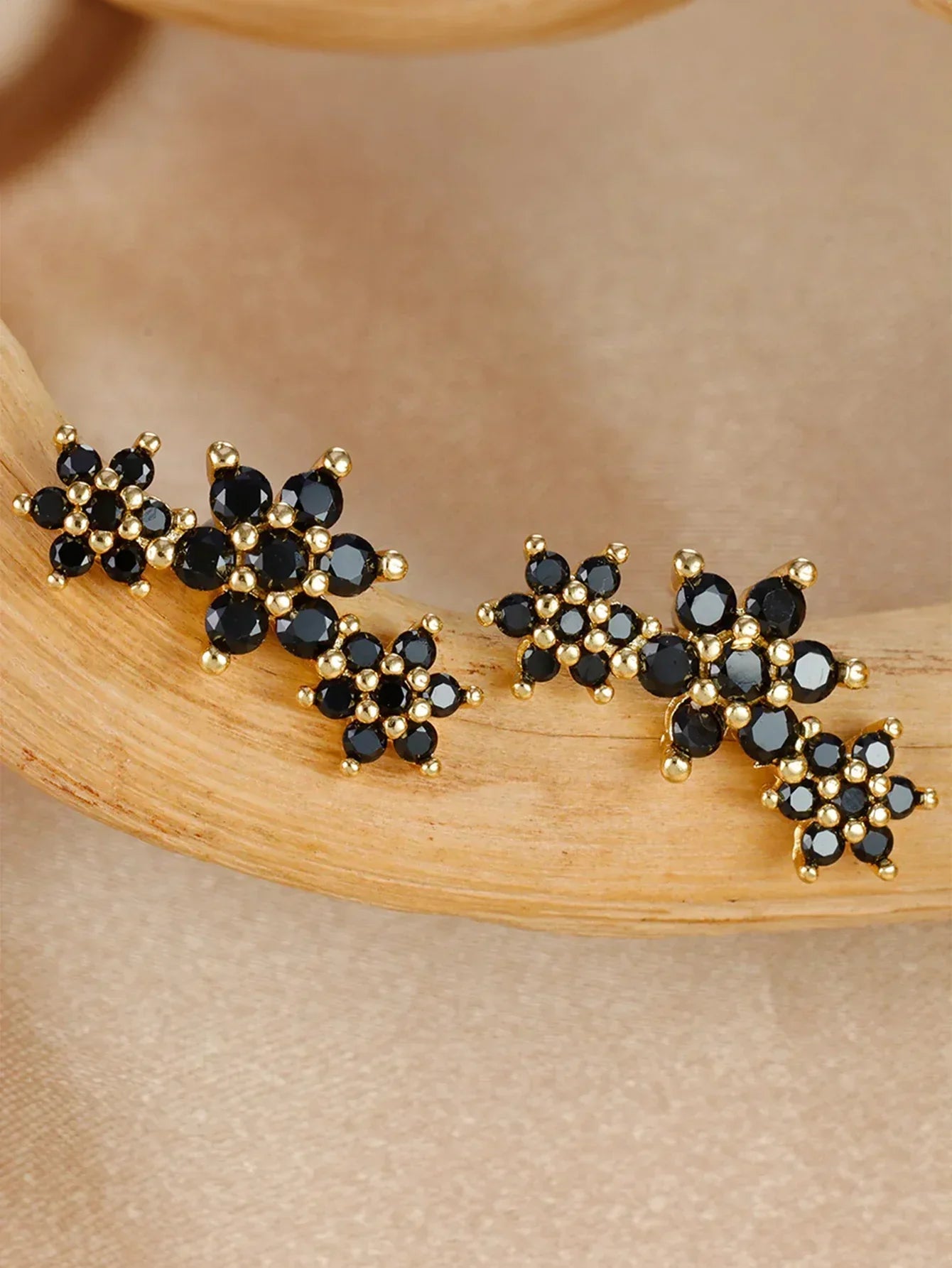 Sabina – Gold earrings with a modern style.