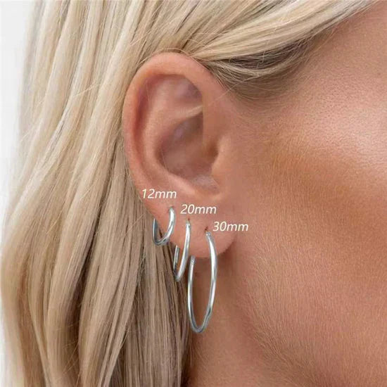 Sabina – Gold earrings with a shiny structure.