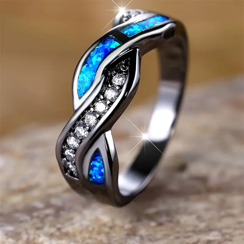 Leonie – Silver ring with dark blue stone.