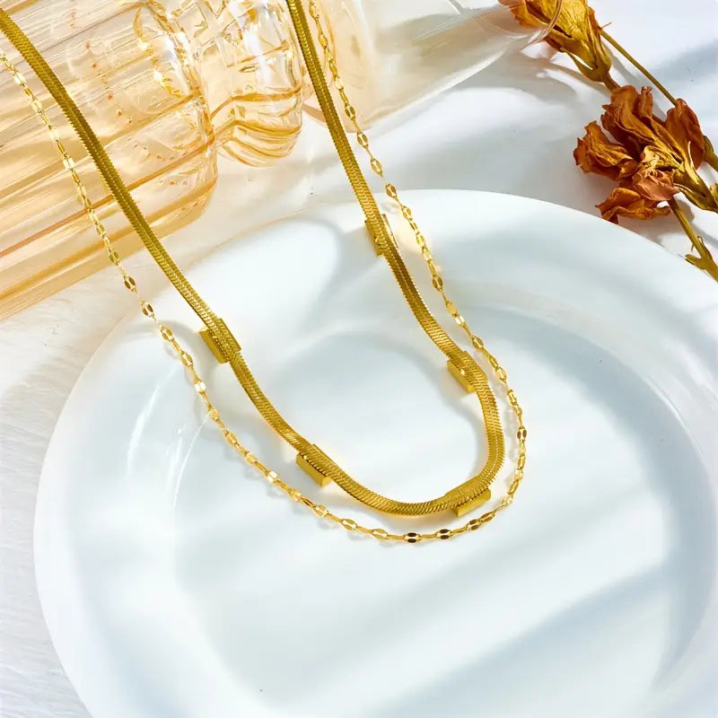 Annelie – Necklace with emerald and gold details.