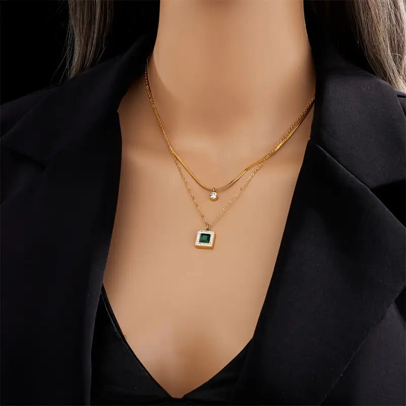 Klára – Gold necklace with emerald pendant.