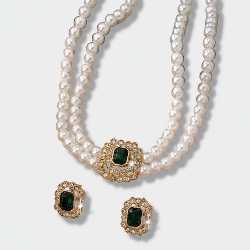 Elvira - Pearl necklace with emerald elements.