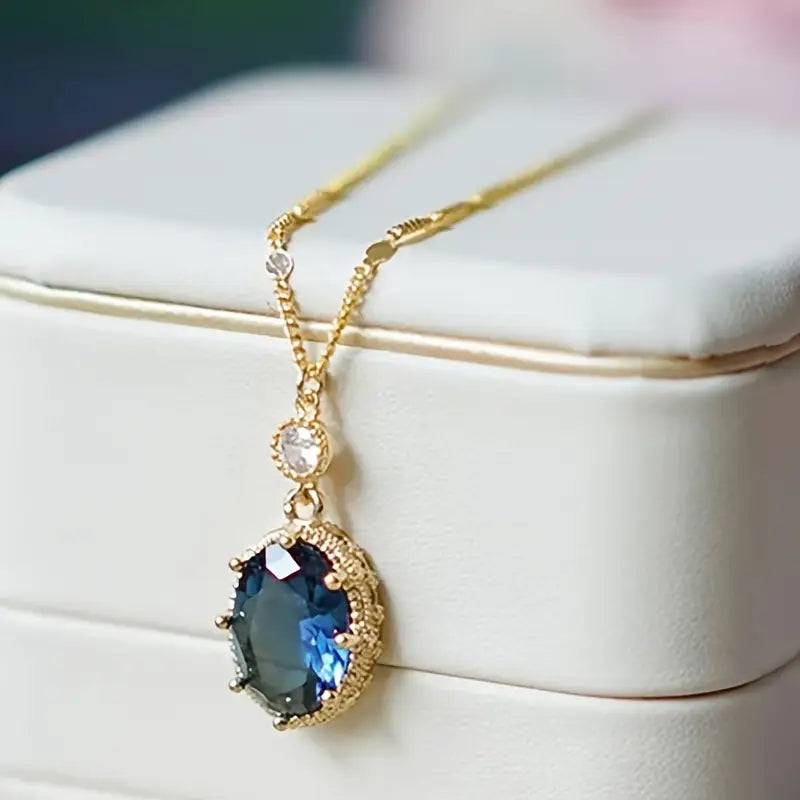 Marisa – Gold pendant with sapphire stone.