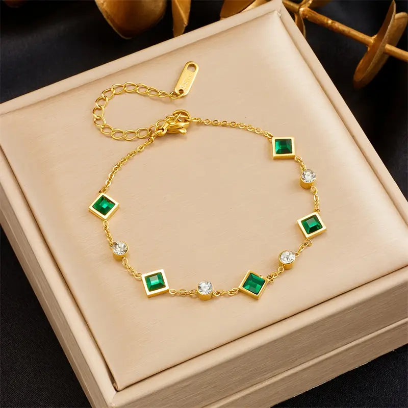 Tereza – Delicate gold bracelet with emerald details.