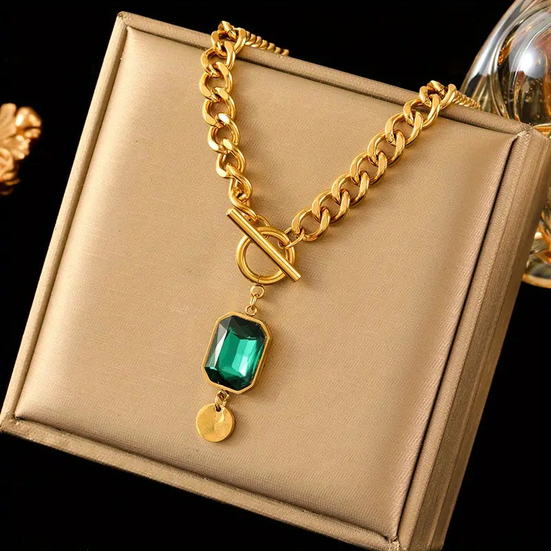 Tereza – Gold necklace with emerald pendant.