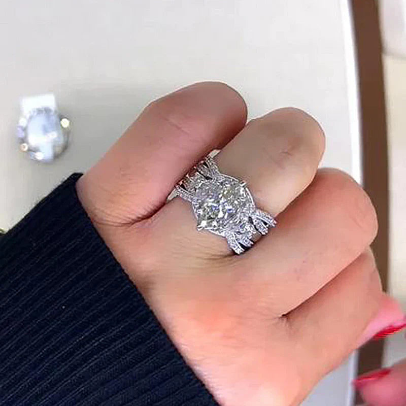 Emilie – Ring with a polished rectangular cut diamond.