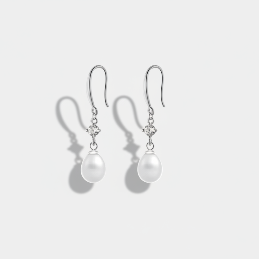 Nora – Classic pearl bracelet with modern clasp.