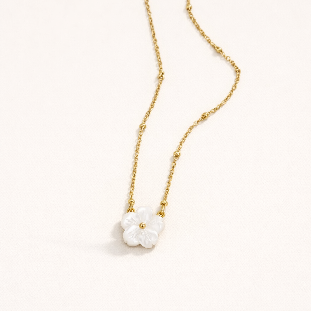 Alena – Collana in oro con pendente a forma di fiore.