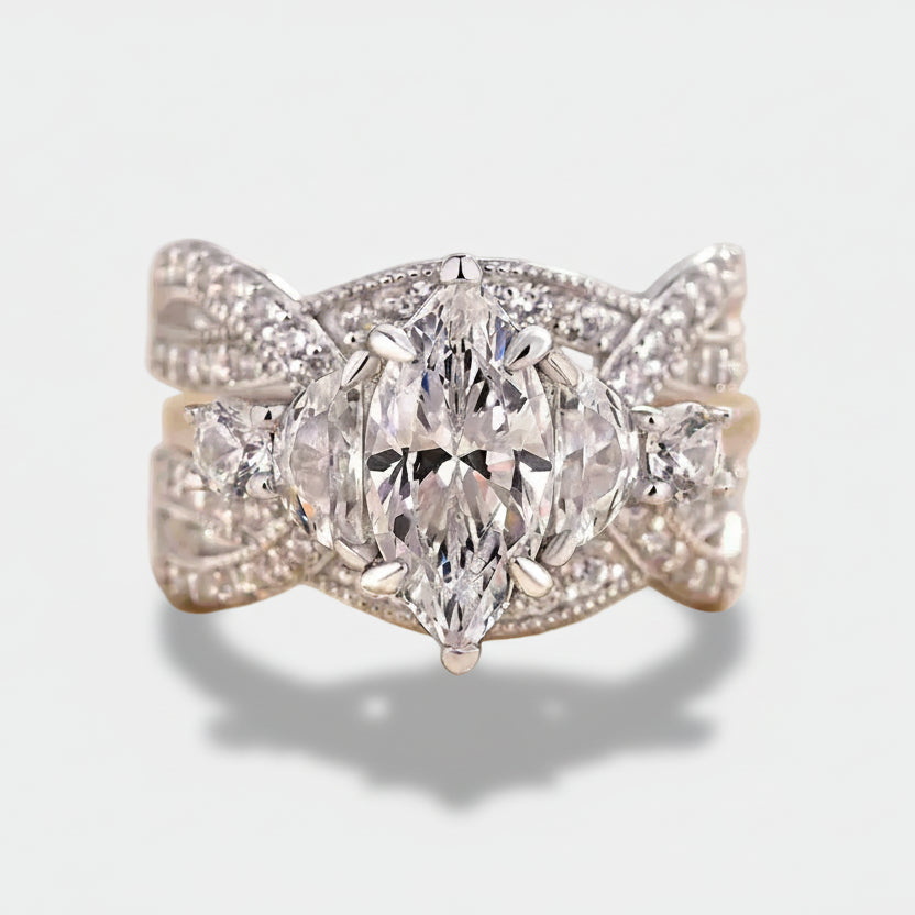 Emilie – Ring with a polished rectangular cut diamond.