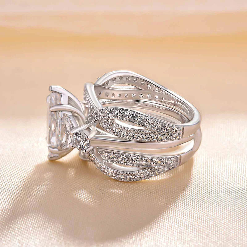 Emilie – Ring with a polished rectangular cut diamond.