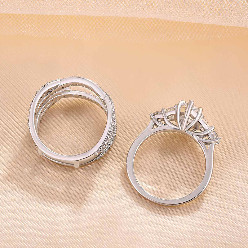 Emilie – Ring with a polished rectangular cut diamond.