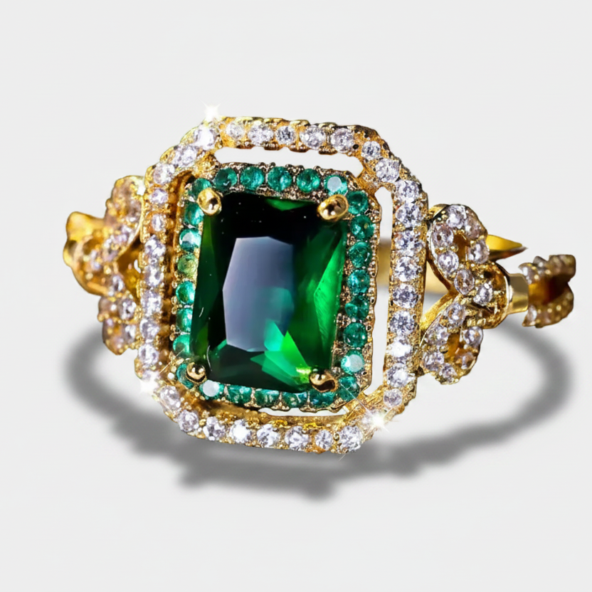 Isabela – Gold-plated ring with central emerald.
