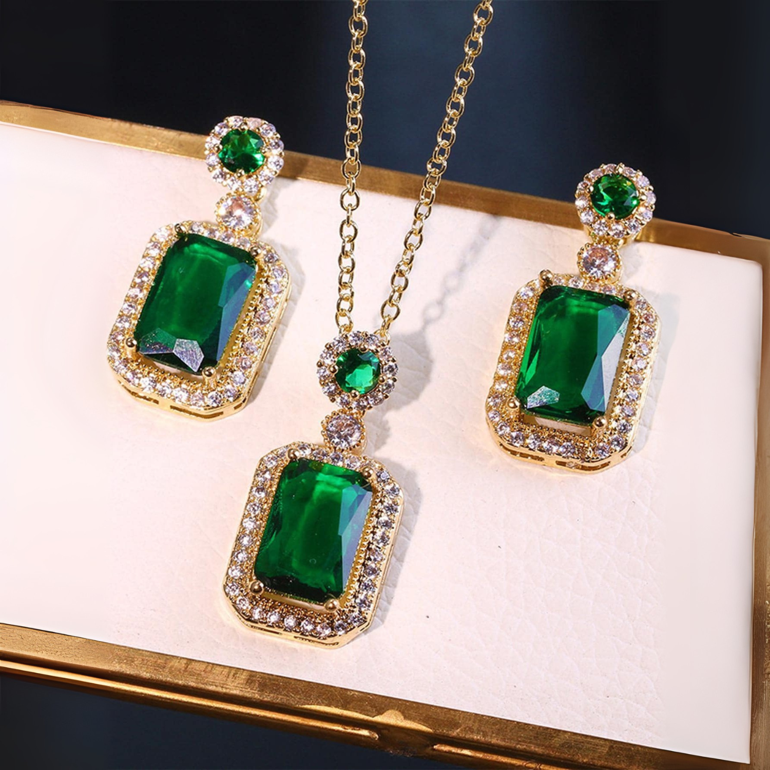Kateřina – Emerald earrings with frame setting.