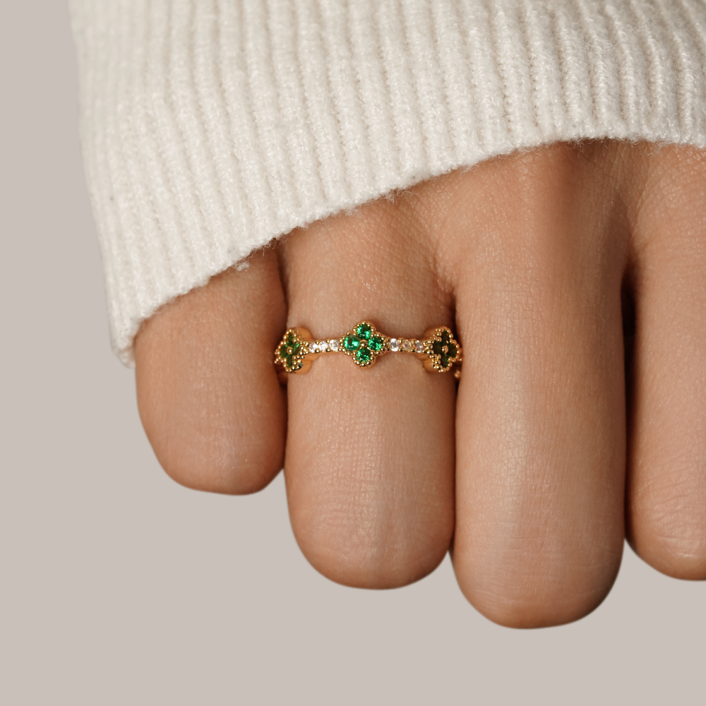 Annika – Gold-plated ring with floral details and an emerald element.