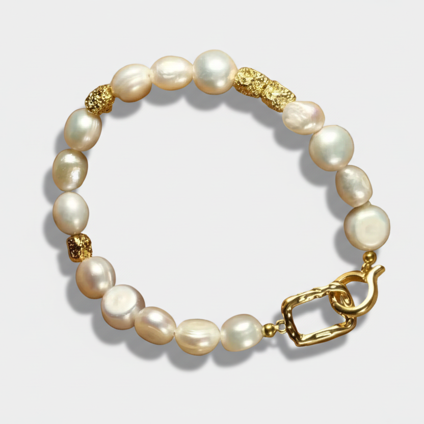 Hope – Gold earrings with pearls and a clear silhouette.