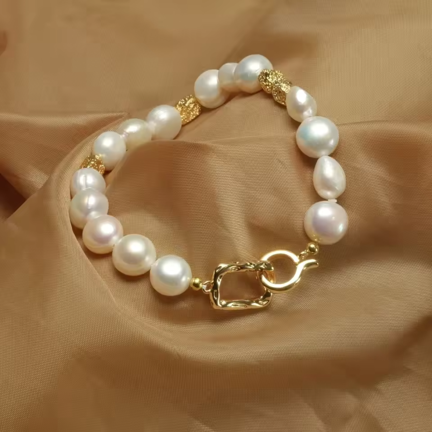 Hope – Gold earrings with pearls and a clear silhouette.