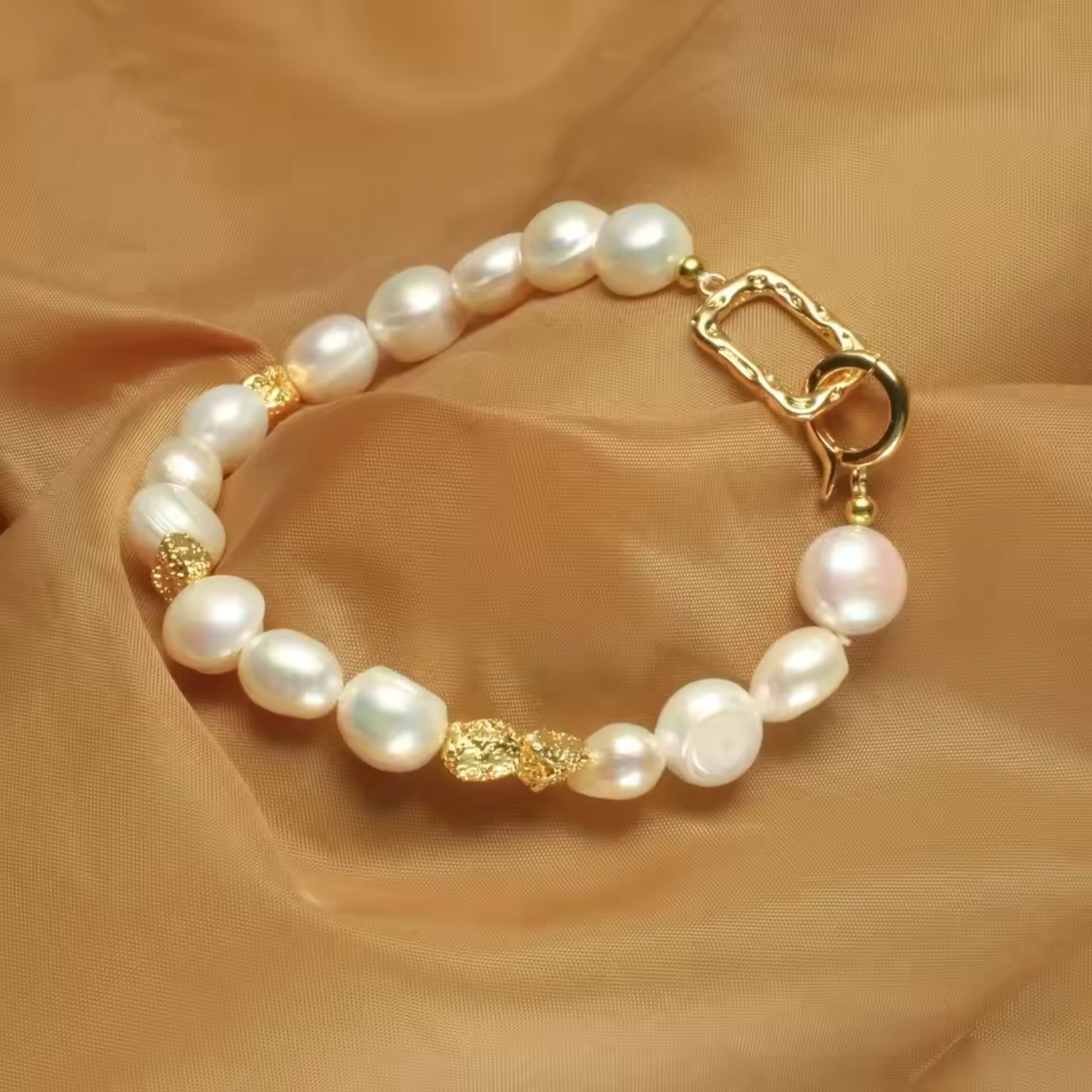 Hope – Gold earrings with pearls and a clear silhouette.