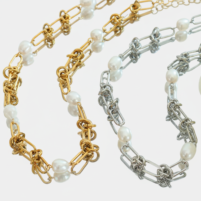 Wilma – Delicate pearl earrings with gold setting.