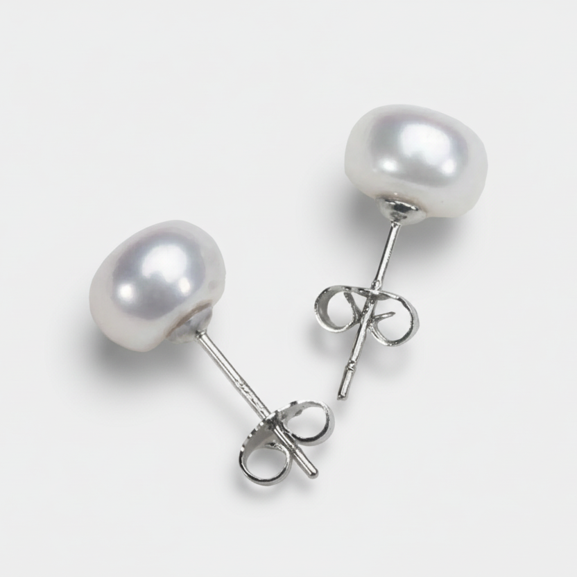 Frieda – Gold earrings with pearls and clear shape.