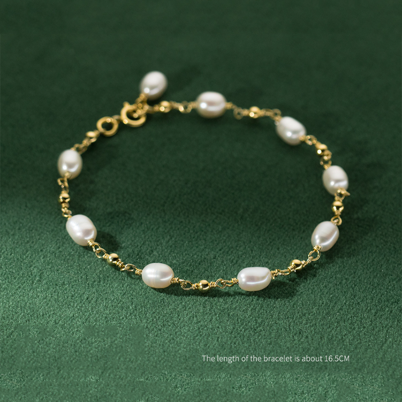 Pavla – Fine pearl bracelet with gold clasp.