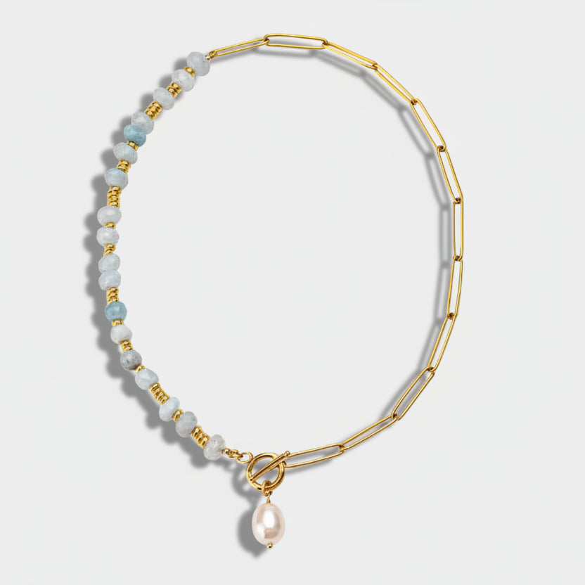 Zoé – Long gold earrings with pearl pendant.