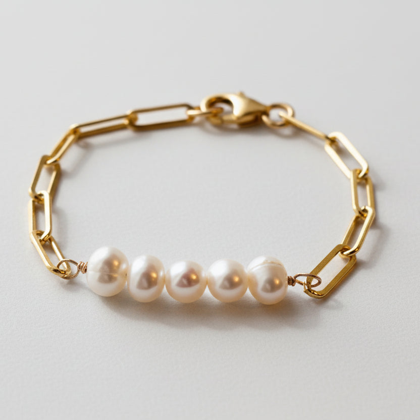 Leonie - Playful ring with pearls and gold details.