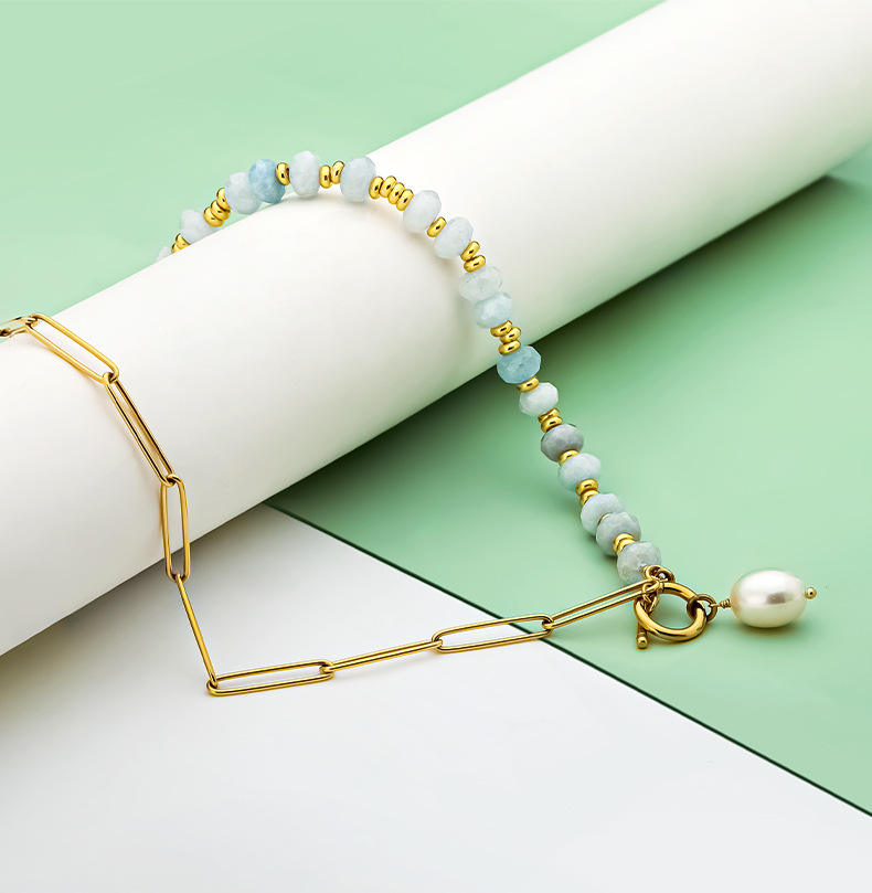 Zoé – Long gold earrings with pearl pendant.