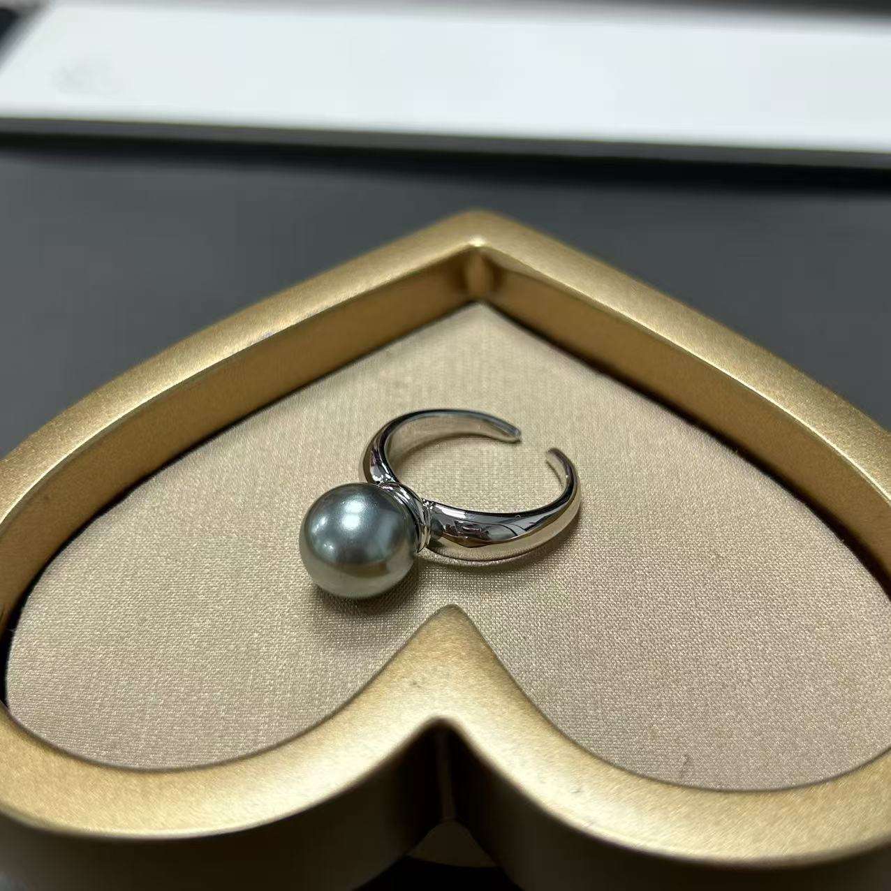 Ida – Gold-plated ring with smooth surface and pearl accent.