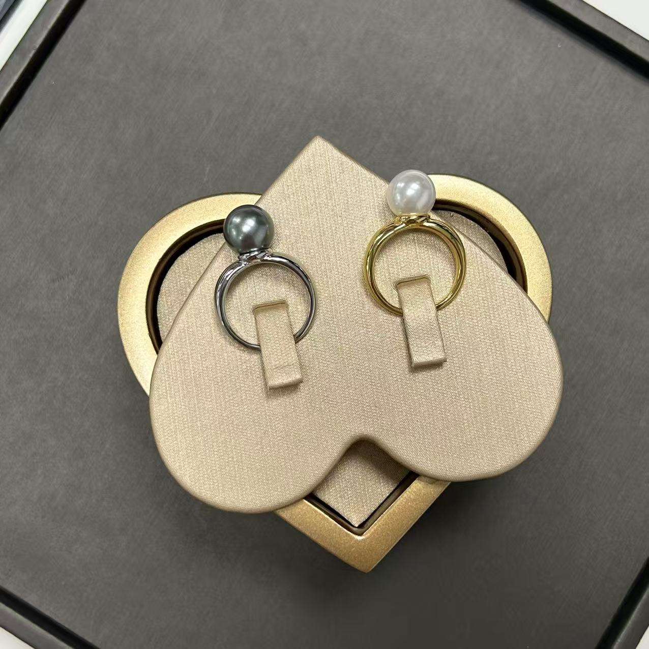 Ida – Gold-plated ring with smooth surface and pearl accent.
